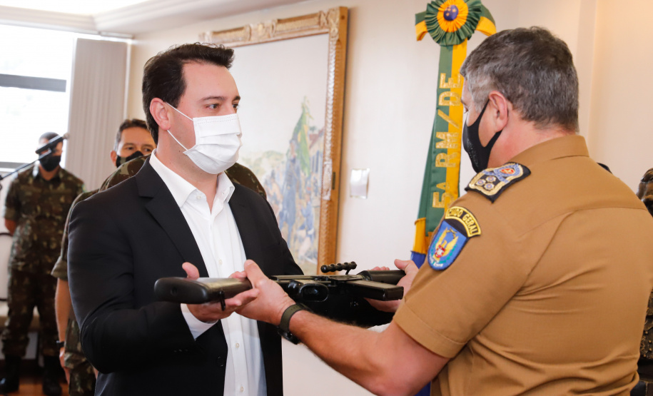O Governo do Paraná recebeu 100 fuzis calibre 7,62 mm M964 do Exército Brasileiro. A entrega simbólica foi feita pelo general Carlos José Russo Assumpção Penteado, comandante da 5ª Divisão de Exército, ao governador Carlos Massa Ratinho Junior nesta quinta-feira (13) no Forte do Pinheirinho, em Curitiba.