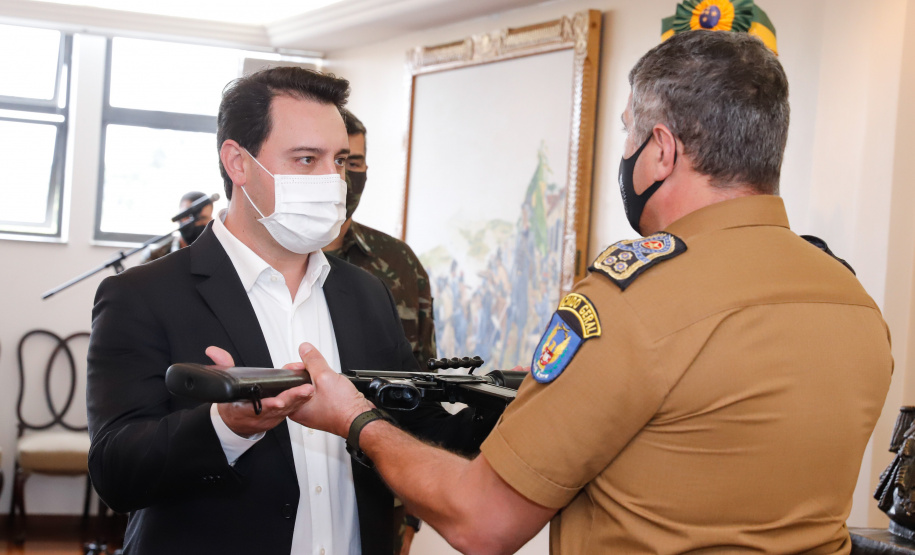 O Governo do Paraná recebeu 100 fuzis calibre 7,62 mm M964 do Exército Brasileiro. A entrega simbólica foi feita pelo general Carlos José Russo Assumpção Penteado, comandante da 5ª Divisão de Exército, ao governador Carlos Massa Ratinho Junior nesta quinta-feira (13) no Forte do Pinheirinho, em Curitiba.