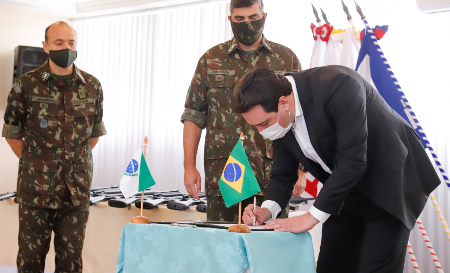 O Governo do Paraná recebeu 100 fuzis calibre 7,62 mm M964 do Exército Brasileiro. A entrega simbólica foi feita pelo general Carlos José Russo Assumpção Penteado, comandante da 5ª Divisão de Exército, ao governador Carlos Massa Ratinho Junior nesta quinta-feira (13) no Forte do Pinheirinho, em Curitiba.