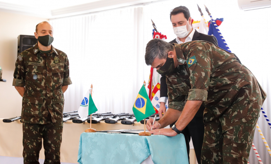 O Governo do Paraná recebeu 100 fuzis calibre 7,62 mm M964 do Exército Brasileiro. A entrega simbólica foi feita pelo general Carlos José Russo Assumpção Penteado, comandante da 5ª Divisão de Exército, ao governador Carlos Massa Ratinho Junior nesta quinta-feira (13) no Forte do Pinheirinho, em Curitiba.