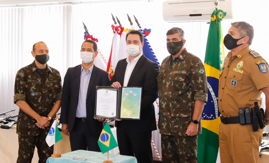 O Governo do Paraná recebeu 100 fuzis calibre 7,62 mm M964 do Exército Brasileiro. A entrega simbólica foi feita pelo general Carlos José Russo Assumpção Penteado, comandante da 5ª Divisão de Exército, ao governador Carlos Massa Ratinho Junior nesta quinta-feira (13) no Forte do Pinheirinho, em Curitiba.