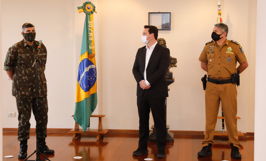 O Governo do Paraná recebeu 100 fuzis calibre 7,62 mm M964 do Exército Brasileiro. A entrega simbólica foi feita pelo general Carlos José Russo Assumpção Penteado, comandante da 5ª Divisão de Exército, ao governador Carlos Massa Ratinho Junior nesta quinta-feira (13) no Forte do Pinheirinho, em Curitiba.