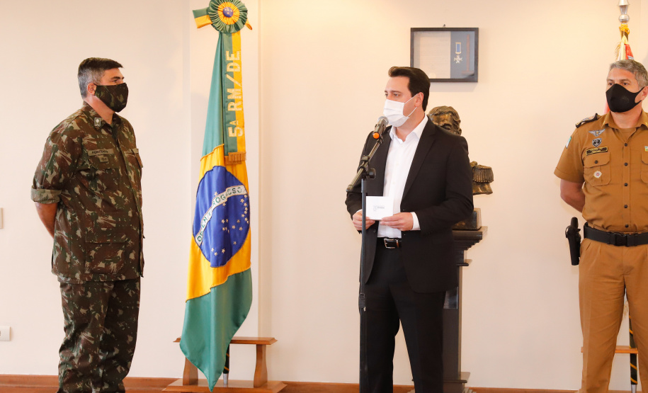 O Governo do Paraná recebeu 100 fuzis calibre 7,62 mm M964 do Exército Brasileiro. A entrega simbólica foi feita pelo general Carlos José Russo Assumpção Penteado, comandante da 5ª Divisão de Exército, ao governador Carlos Massa Ratinho Junior nesta quinta-feira (13) no Forte do Pinheirinho, em Curitiba.