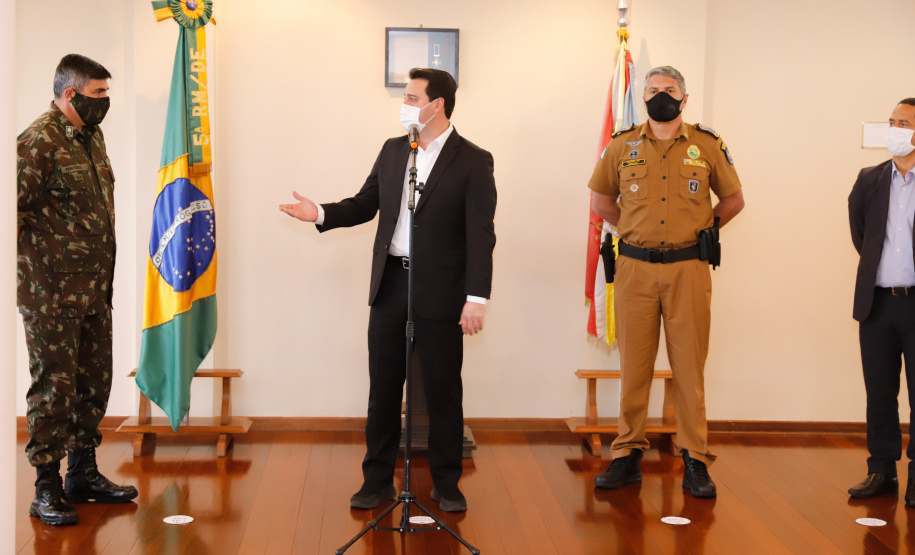 O Governo do Paraná recebeu 100 fuzis calibre 7,62 mm M964 do Exército Brasileiro. A entrega simbólica foi feita pelo general Carlos José Russo Assumpção Penteado, comandante da 5ª Divisão de Exército, ao governador Carlos Massa Ratinho Junior nesta quinta-feira (13) no Forte do Pinheirinho, em Curitiba.