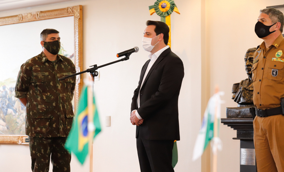 O Governo do Paraná recebeu 100 fuzis calibre 7,62 mm M964 do Exército Brasileiro. A entrega simbólica foi feita pelo general Carlos José Russo Assumpção Penteado, comandante da 5ª Divisão de Exército, ao governador Carlos Massa Ratinho Junior nesta quinta-feira (13) no Forte do Pinheirinho, em Curitiba.