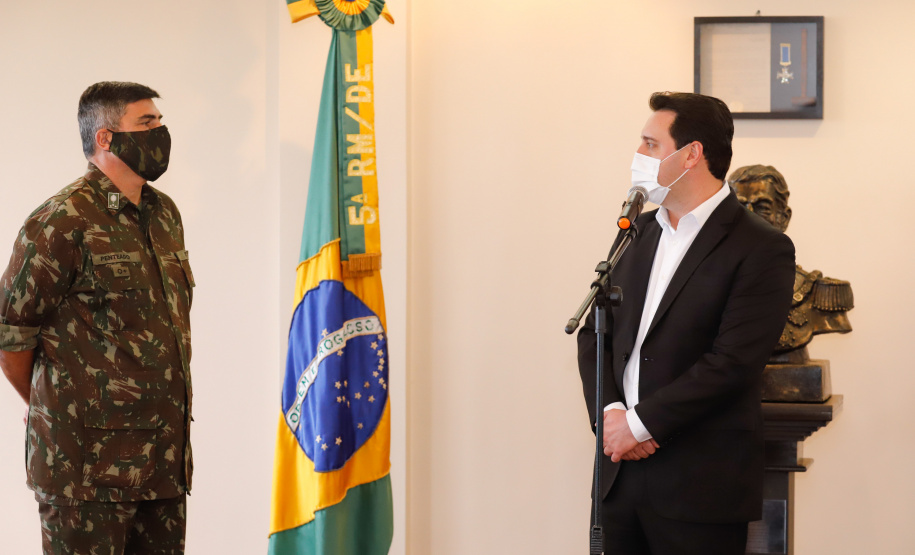O Governo do Paraná recebeu 100 fuzis calibre 7,62 mm M964 do Exército Brasileiro. A entrega simbólica foi feita pelo general Carlos José Russo Assumpção Penteado, comandante da 5ª Divisão de Exército, ao governador Carlos Massa Ratinho Junior nesta quinta-feira (13) no Forte do Pinheirinho, em Curitiba.
