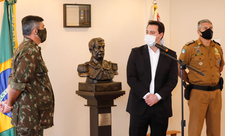 O Governo do Paraná recebeu 100 fuzis calibre 7,62 mm M964 do Exército Brasileiro. A entrega simbólica foi feita pelo general Carlos José Russo Assumpção Penteado, comandante da 5ª Divisão de Exército, ao governador Carlos Massa Ratinho Junior nesta quinta-feira (13) no Forte do Pinheirinho, em Curitiba.