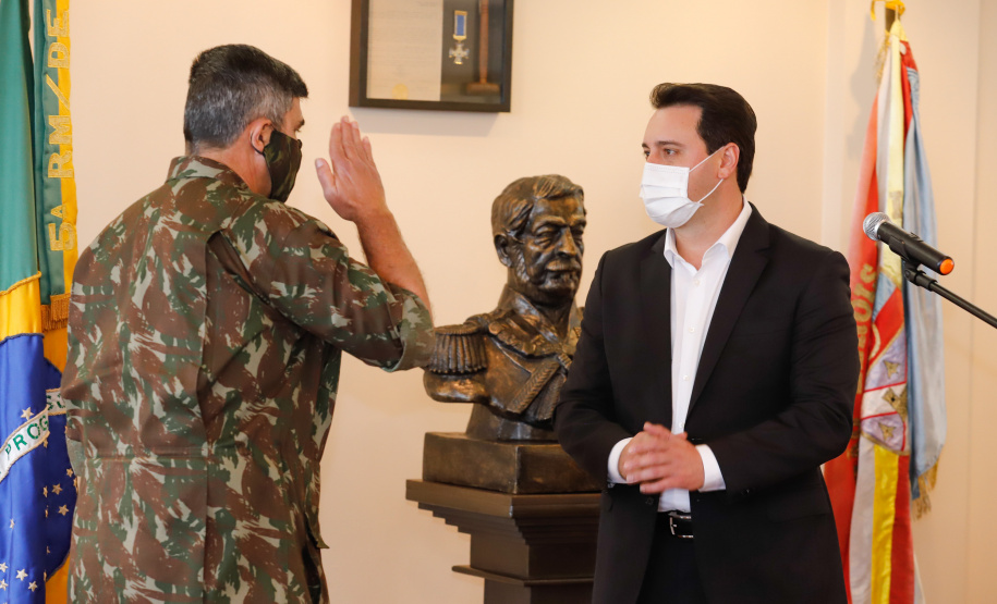 O Governo do Paraná recebeu 100 fuzis calibre 7,62 mm M964 do Exército Brasileiro. A entrega simbólica foi feita pelo general Carlos José Russo Assumpção Penteado, comandante da 5ª Divisão de Exército, ao governador Carlos Massa Ratinho Junior nesta quinta-feira (13) no Forte do Pinheirinho, em Curitiba.