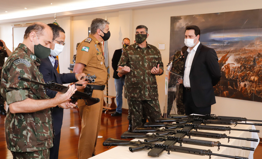 O Governo do Paraná recebeu 100 fuzis calibre 7,62 mm M964 do Exército Brasileiro. A entrega simbólica foi feita pelo general Carlos José Russo Assumpção Penteado, comandante da 5ª Divisão de Exército, ao governador Carlos Massa Ratinho Junior nesta quinta-feira (13) no Forte do Pinheirinho, em Curitiba.