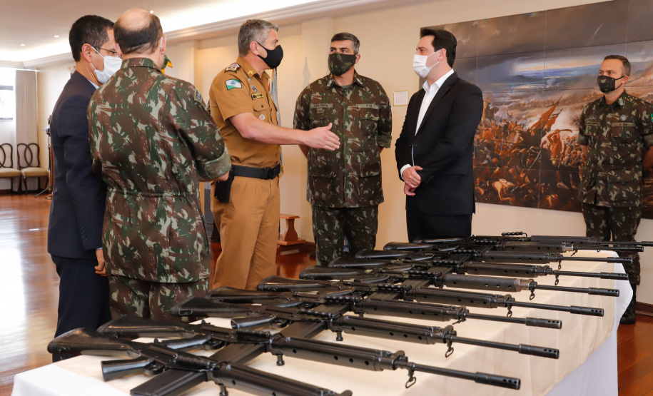 O Governo do Paraná recebeu 100 fuzis calibre 7,62 mm M964 do Exército Brasileiro. A entrega simbólica foi feita pelo general Carlos José Russo Assumpção Penteado, comandante da 5ª Divisão de Exército, ao governador Carlos Massa Ratinho Junior nesta quinta-feira (13) no Forte do Pinheirinho, em Curitiba.