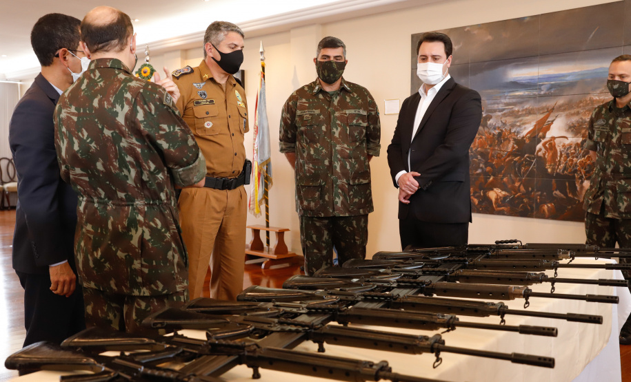 O Governo do Paraná recebeu 100 fuzis calibre 7,62 mm M964 do Exército Brasileiro. A entrega simbólica foi feita pelo general Carlos José Russo Assumpção Penteado, comandante da 5ª Divisão de Exército, ao governador Carlos Massa Ratinho Junior nesta quinta-feira (13) no Forte do Pinheirinho, em Curitiba.