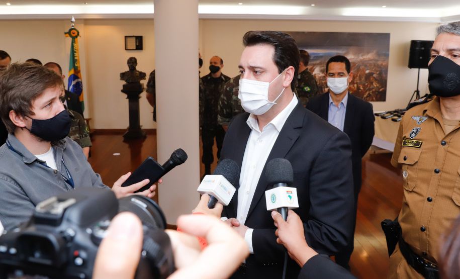 O Governo do Paraná recebeu 100 fuzis calibre 7,62 mm M964 do Exército Brasileiro. A entrega simbólica foi feita pelo general Carlos José Russo Assumpção Penteado, comandante da 5ª Divisão de Exército, ao governador Carlos Massa Ratinho Junior nesta quinta-feira (13) no Forte do Pinheirinho, em Curitiba.