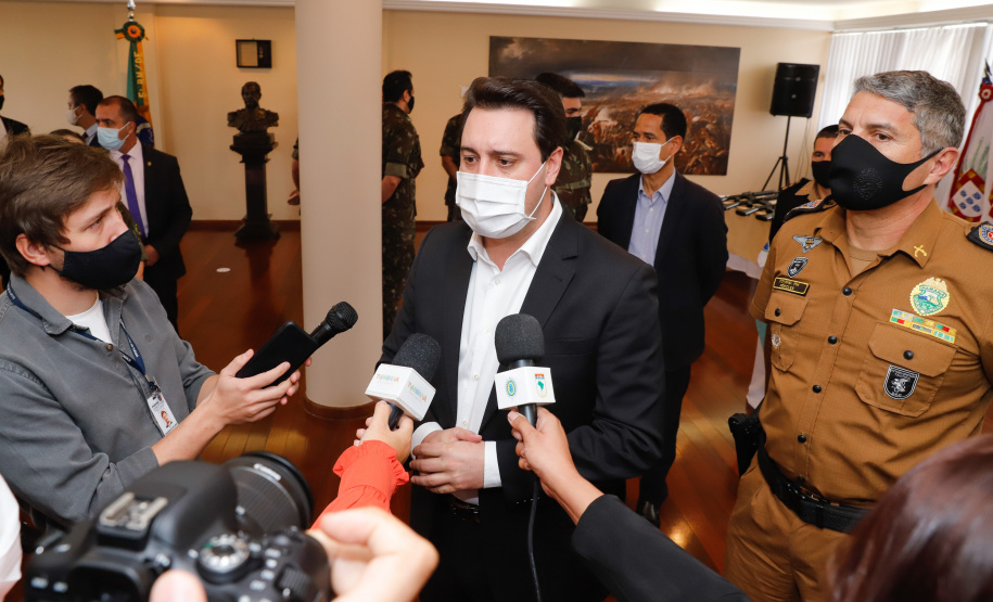 O Governo do Paraná recebeu 100 fuzis calibre 7,62 mm M964 do Exército Brasileiro. A entrega simbólica foi feita pelo general Carlos José Russo Assumpção Penteado, comandante da 5ª Divisão de Exército, ao governador Carlos Massa Ratinho Junior nesta quinta-feira (13) no Forte do Pinheirinho, em Curitiba.