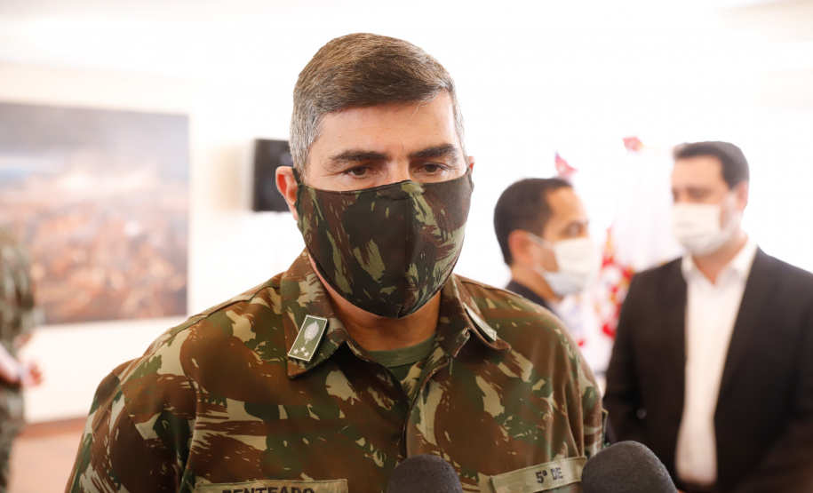 O Governo do Paraná recebeu 100 fuzis calibre 7,62 mm M964 do Exército Brasileiro. A entrega simbólica foi feita pelo general Carlos José Russo Assumpção Penteado, comandante da 5ª Divisão de Exército, ao governador Carlos Massa Ratinho Junior nesta quinta-feira (13) no Forte do Pinheirinho, em Curitiba.