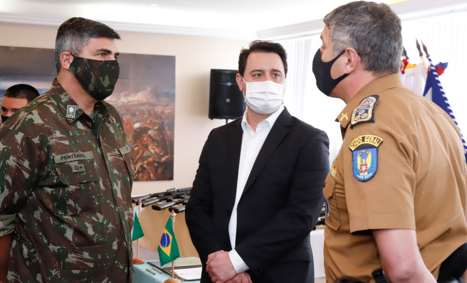 O Governo do Paraná recebeu 100 fuzis calibre 7,62 mm M964 do Exército Brasileiro. A entrega simbólica foi feita pelo general Carlos José Russo Assumpção Penteado, comandante da 5ª Divisão de Exército, ao governador Carlos Massa Ratinho Junior nesta quinta-feira (13) no Forte do Pinheirinho, em Curitiba.