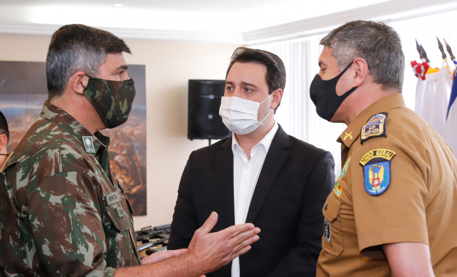 O Governo do Paraná recebeu 100 fuzis calibre 7,62 mm M964 do Exército Brasileiro. A entrega simbólica foi feita pelo general Carlos José Russo Assumpção Penteado, comandante da 5ª Divisão de Exército, ao governador Carlos Massa Ratinho Junior nesta quinta-feira (13) no Forte do Pinheirinho, em Curitiba.