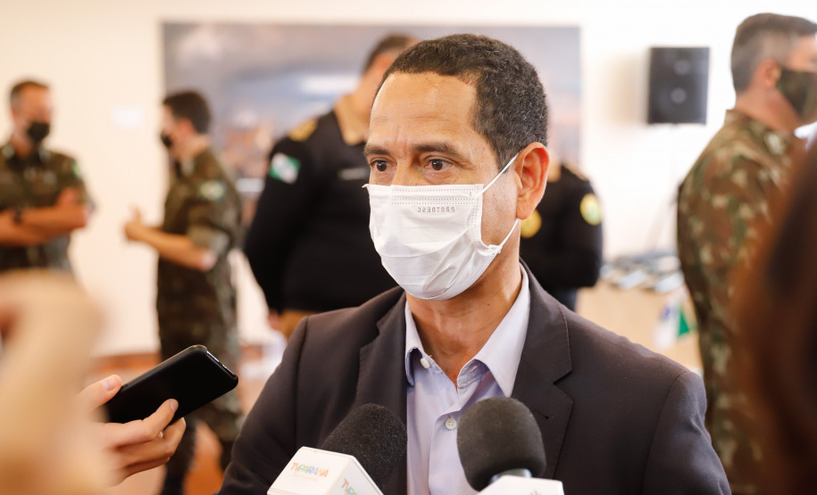 O Governo do Paraná recebeu 100 fuzis calibre 7,62 mm M964 do Exército Brasileiro. A entrega simbólica foi feita pelo general Carlos José Russo Assumpção Penteado, comandante da 5ª Divisão de Exército, ao governador Carlos Massa Ratinho Junior nesta quinta-feira (13) no Forte do Pinheirinho, em Curitiba.