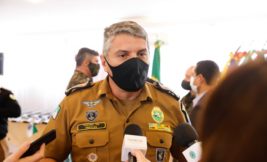 O Governo do Paraná recebeu 100 fuzis calibre 7,62 mm M964 do Exército Brasileiro. A entrega simbólica foi feita pelo general Carlos José Russo Assumpção Penteado, comandante da 5ª Divisão de Exército, ao governador Carlos Massa Ratinho Junior nesta quinta-feira (13) no Forte do Pinheirinho, em Curitiba.