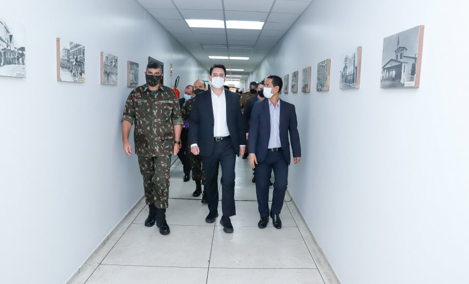 O Governo do Paraná recebeu 100 fuzis calibre 7,62 mm M964 do Exército Brasileiro. A entrega simbólica foi feita pelo general Carlos José Russo Assumpção Penteado, comandante da 5ª Divisão de Exército, ao governador Carlos Massa Ratinho Junior nesta quinta-feira (13) no Forte do Pinheirinho, em Curitiba.