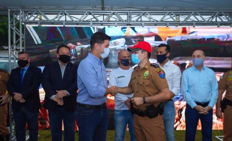 O Governo do Estado entregou nesta quinta-feira (13) mais 27 novas viaturas para unidades da Polícia Militar do 3º. Comando Regional, que atende o Noroeste do Estado. A entrega foi feita em Maringá pelo chefe da Casa Civil, Guto Silva.
Foto: Guilherme Flores/Casa Civil