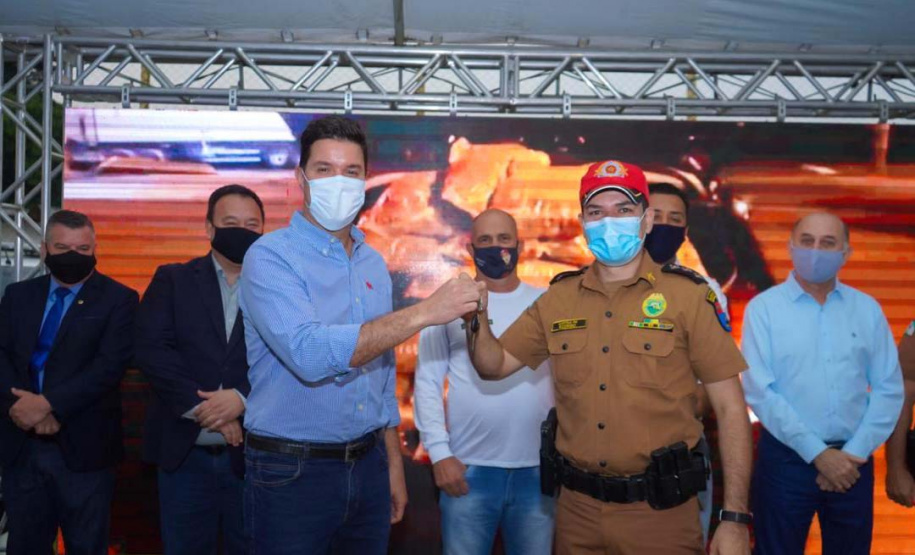 O Governo do Estado entregou nesta quinta-feira (13) mais 27 novas viaturas para unidades da Polícia Militar do 3º. Comando Regional, que atende o Noroeste do Estado. A entrega foi feita em Maringá pelo chefe da Casa Civil, Guto Silva.
Foto: Guilherme Flores/Casa Civil