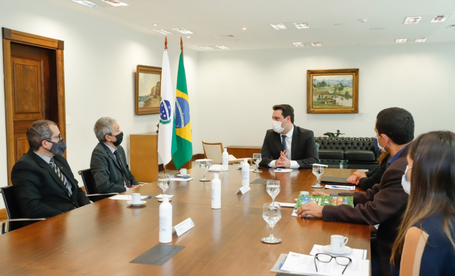 O Paraná vai ampliar as ações integradas de combate a crimes tributários e outros, em especial o contrabando, o descaminho, a pirataria e demais atos ilícitos ao patrimônio e o tráfico de drogas. Com esse fim, a Secretaria da Segurança Pública assinou nesta quinta-feira (13) um Acordo de Cooperação Técnica, Científica e Operacional com a Receita Federal no Estado. O governador Carlos Massa Ratinho Junior acompanhou o encontro e referendou a parceria. Foto: Rodrigo Felix Leal