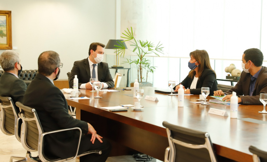 O Paraná vai ampliar as ações integradas de combate a crimes tributários e outros, em especial o contrabando, o descaminho, a pirataria e demais atos ilícitos ao patrimônio e o tráfico de drogas. Com esse fim, a Secretaria da Segurança Pública assinou nesta quinta-feira (13) um Acordo de Cooperação Técnica, Científica e Operacional com a Receita Federal no Estado. O governador Carlos Massa Ratinho Junior acompanhou o encontro e referendou a parceria. Foto: Rodrigo Felix Leal