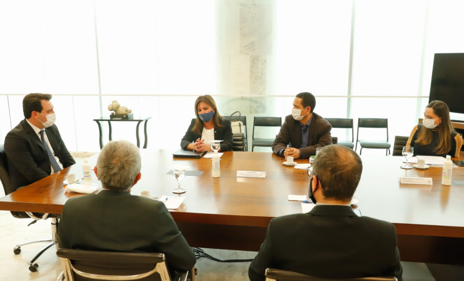 O Paraná vai ampliar as ações integradas de combate a crimes tributários e outros, em especial o contrabando, o descaminho, a pirataria e demais atos ilícitos ao patrimônio e o tráfico de drogas. Com esse fim, a Secretaria da Segurança Pública assinou nesta quinta-feira (13) um Acordo de Cooperação Técnica, Científica e Operacional com a Receita Federal no Estado. O governador Carlos Massa Ratinho Junior acompanhou o encontro e referendou a parceria. Foto: Rodrigo Felix Leal