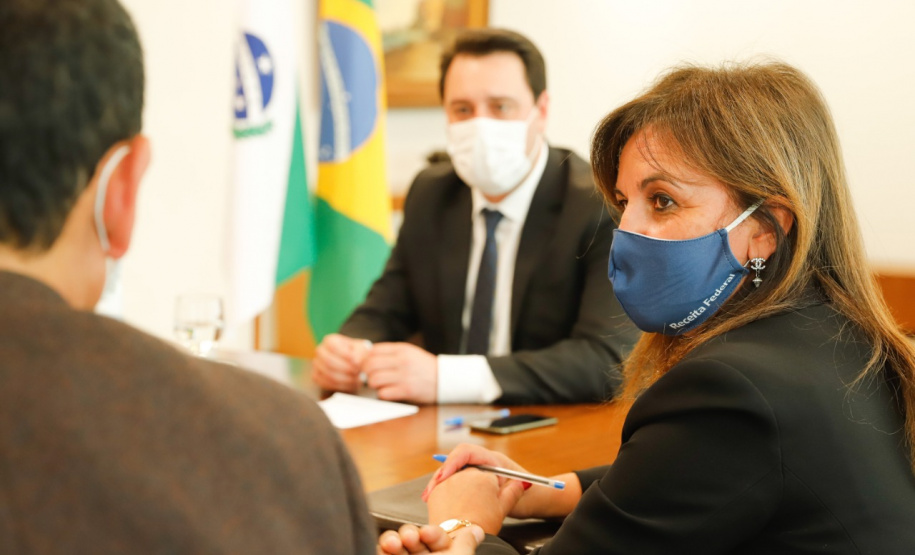 O Paraná vai ampliar as ações integradas de combate a crimes tributários e outros, em especial o contrabando, o descaminho, a pirataria e demais atos ilícitos ao patrimônio e o tráfico de drogas. Com esse fim, a Secretaria da Segurança Pública assinou nesta quinta-feira (13) um Acordo de Cooperação Técnica, Científica e Operacional com a Receita Federal no Estado. O governador Carlos Massa Ratinho Junior acompanhou o encontro e referendou a parceria. Foto: Rodrigo Felix Leal