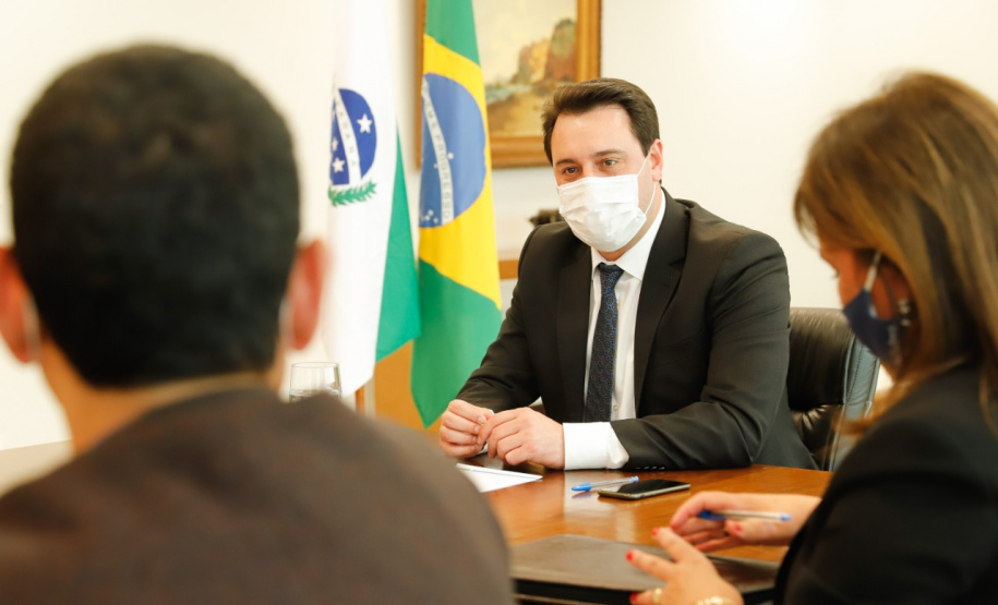 O Paraná vai ampliar as ações integradas de combate a crimes tributários e outros, em especial o contrabando, o descaminho, a pirataria e demais atos ilícitos ao patrimônio e o tráfico de drogas. Com esse fim, a Secretaria da Segurança Pública assinou nesta quinta-feira (13) um Acordo de Cooperação Técnica, Científica e Operacional com a Receita Federal no Estado. O governador Carlos Massa Ratinho Junior acompanhou o encontro e referendou a parceria. Foto: Rodrigo Felix Leal