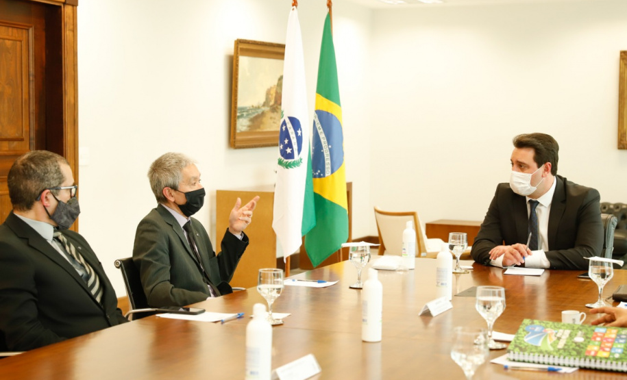 O Paraná vai ampliar as ações integradas de combate a crimes tributários e outros, em especial o contrabando, o descaminho, a pirataria e demais atos ilícitos ao patrimônio e o tráfico de drogas. Com esse fim, a Secretaria da Segurança Pública assinou nesta quinta-feira (13) um Acordo de Cooperação Técnica, Científica e Operacional com a Receita Federal no Estado. O governador Carlos Massa Ratinho Junior acompanhou o encontro e referendou a parceria. Foto: Rodrigo Felix Leal