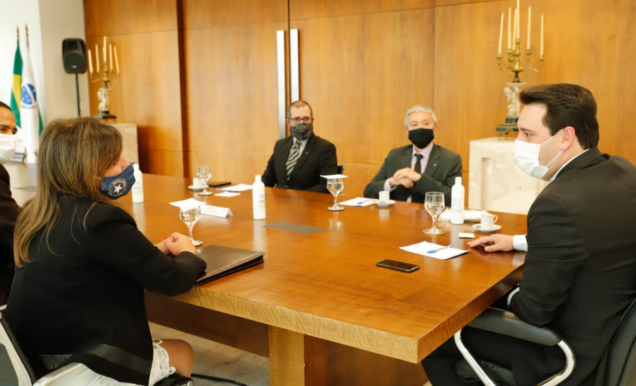 O Paraná vai ampliar as ações integradas de combate a crimes tributários e outros, em especial o contrabando, o descaminho, a pirataria e demais atos ilícitos ao patrimônio e o tráfico de drogas. Com esse fim, a Secretaria da Segurança Pública assinou nesta quinta-feira (13) um Acordo de Cooperação Técnica, Científica e Operacional com a Receita Federal no Estado. O governador Carlos Massa Ratinho Junior acompanhou o encontro e referendou a parceria. Foto: Rodrigo Felix Leal