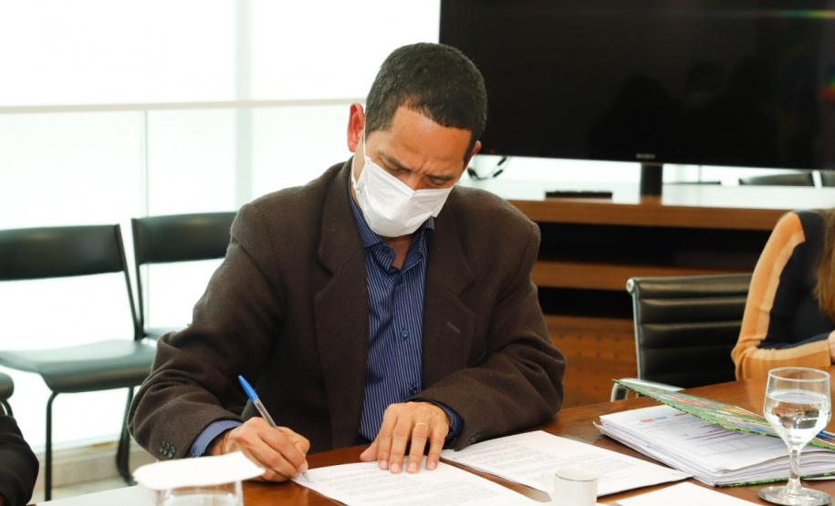 O Paraná vai ampliar as ações integradas de combate a crimes tributários e outros, em especial o contrabando, o descaminho, a pirataria e demais atos ilícitos ao patrimônio e o tráfico de drogas. Com esse fim, a Secretaria da Segurança Pública assinou nesta quinta-feira (13) um Acordo de Cooperação Técnica, Científica e Operacional com a Receita Federal no Estado. O governador Carlos Massa Ratinho Junior acompanhou o encontro e referendou a parceria. Foto: Rodrigo Felix Leal