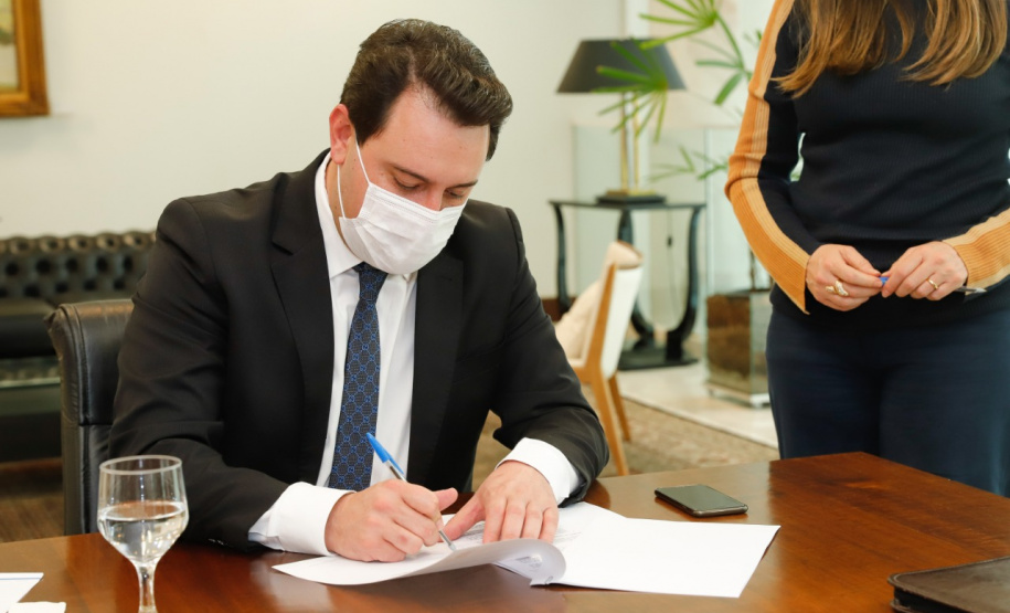 O Paraná vai ampliar as ações integradas de combate a crimes tributários e outros, em especial o contrabando, o descaminho, a pirataria e demais atos ilícitos ao patrimônio e o tráfico de drogas. Com esse fim, a Secretaria da Segurança Pública assinou nesta quinta-feira (13) um Acordo de Cooperação Técnica, Científica e Operacional com a Receita Federal no Estado. O governador Carlos Massa Ratinho Junior acompanhou o encontro e referendou a parceria. Foto: Rodrigo Felix Leal