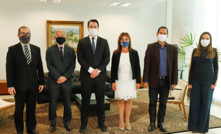 O Paraná vai ampliar as ações integradas de combate a crimes tributários e outros, em especial o contrabando, o descaminho, a pirataria e demais atos ilícitos ao patrimônio e o tráfico de drogas. Com esse fim, a Secretaria da Segurança Pública assinou nesta quinta-feira (13) um Acordo de Cooperação Técnica, Científica e Operacional com a Receita Federal no Estado. O governador Carlos Massa Ratinho Junior acompanhou o encontro e referendou a parceria. Foto: Rodrigo Felix Leal