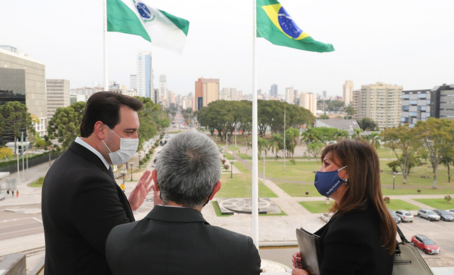 O Paraná vai ampliar as ações integradas de combate a crimes tributários e outros, em especial o contrabando, o descaminho, a pirataria e demais atos ilícitos ao patrimônio e o tráfico de drogas. Com esse fim, a Secretaria da Segurança Pública assinou nesta quinta-feira (13) um Acordo de Cooperação Técnica, Científica e Operacional com a Receita Federal no Estado. O governador Carlos Massa Ratinho Junior acompanhou o encontro e referendou a parceria. Foto: Rodrigo Felix Leal