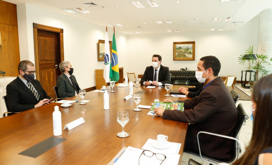 O Paraná vai ampliar as ações integradas de combate a crimes tributários e outros, em especial o contrabando, o descaminho, a pirataria e demais atos ilícitos ao patrimônio e o tráfico de drogas. Com esse fim, a Secretaria da Segurança Pública assinou nesta quinta-feira (13) um Acordo de Cooperação Técnica, Científica e Operacional com a Receita Federal no Estado. O governador Carlos Massa Ratinho Junior acompanhou o encontro e referendou a parceria. Foto: Rodrigo Felix Leal