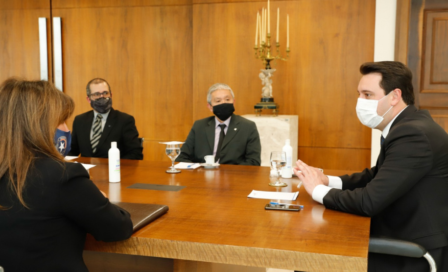 O Paraná vai ampliar as ações integradas de combate a crimes tributários e outros, em especial o contrabando, o descaminho, a pirataria e demais atos ilícitos ao patrimônio e o tráfico de drogas. Com esse fim, a Secretaria da Segurança Pública assinou nesta quinta-feira (13) um Acordo de Cooperação Técnica, Científica e Operacional com a Receita Federal no Estado. O governador Carlos Massa Ratinho Junior acompanhou o encontro e referendou a parceria. Foto: Rodrigo Felix Leal