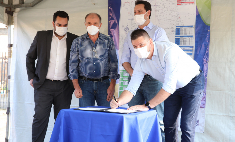 Asfalto Fazenda O Governador Carlos Massa Ratinho Junior autotiza nesta sexta-feira (14/08), a ordem de servico para pavimentacao asfaltica no bairro Estados em Fazenda Rio Grande acompanhado do secretário de Desenvolvimento Urbano, Joao Carlos Ortega Fazenda Rio Grande, 13/08/2020 - Foto: Geraldo Bubniak/AEN