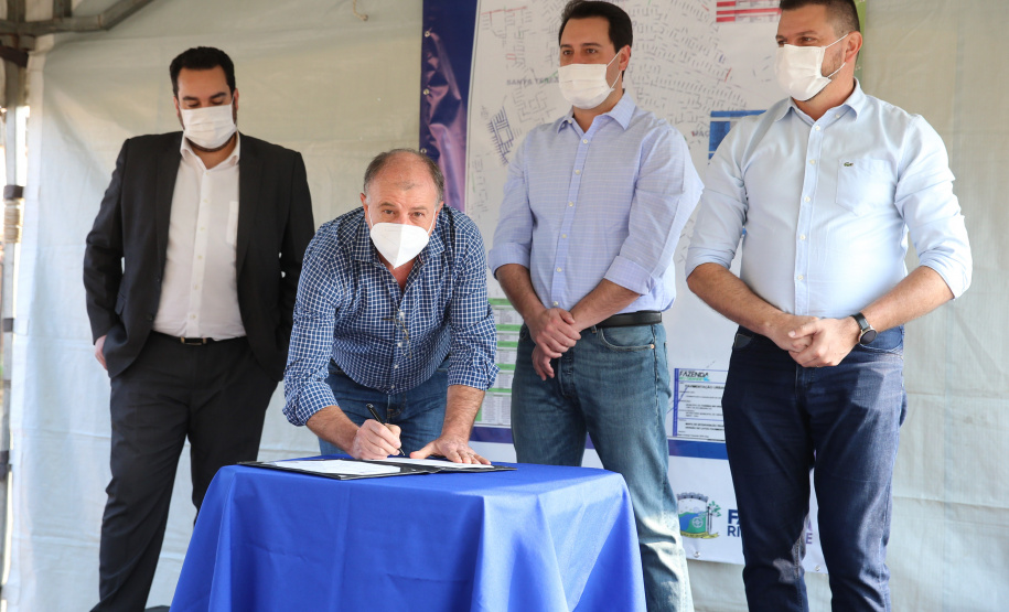 Asfalto Fazenda O Governador Carlos Massa Ratinho Junior autotiza nesta sexta-feira (14/08), a ordem de servico para pavimentacao asfaltica no bairro Estados em Fazenda Rio Grande acompanhado do secretário de Desenvolvimento Urbano, Joao Carlos Ortega Fazenda Rio Grande, 13/08/2020 - Foto: Geraldo Bubniak/AEN