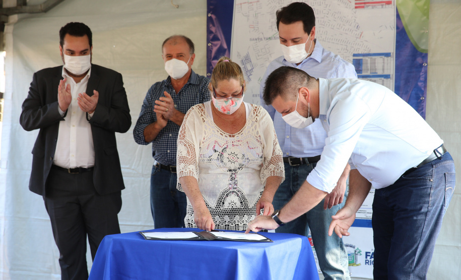 Asfalto Fazenda O Governador Carlos Massa Ratinho Junior autotiza nesta sexta-feira (14/08), a ordem de servico para pavimentacao asfaltica no bairro Estados em Fazenda Rio Grande acompanhado do secretário de Desenvolvimento Urbano, Joao Carlos Ortega Fazenda Rio Grande, 13/08/2020 - Foto: Geraldo Bubniak/AEN
