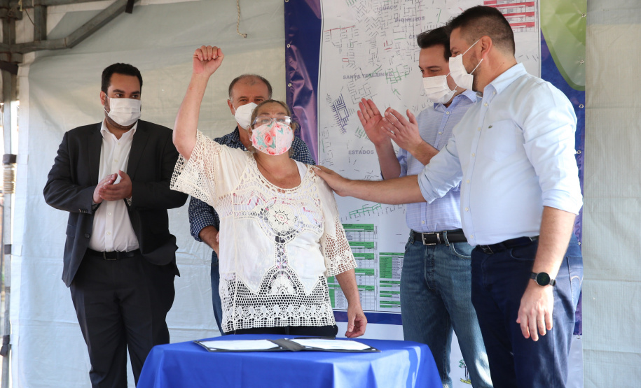 Asfalto Fazenda O Governador Carlos Massa Ratinho Junior autotiza nesta sexta-feira (14/08), a ordem de servico para pavimentacao asfaltica no bairro Estados em Fazenda Rio Grande acompanhado do secretário de Desenvolvimento Urbano, Joao Carlos Ortega Fazenda Rio Grande, 13/08/2020 - Foto: Geraldo Bubniak/AEN