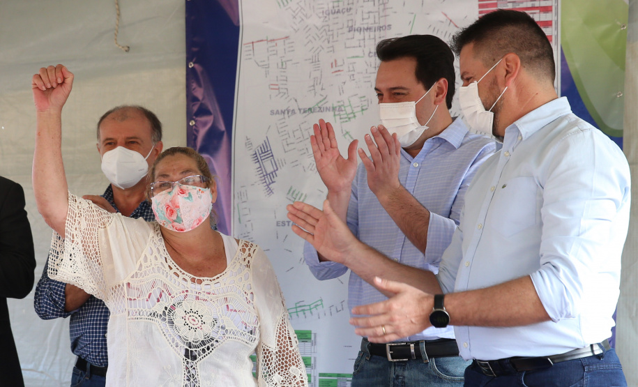 Asfalto Fazenda O Governador Carlos Massa Ratinho Junior autotiza nesta sexta-feira (14/08), a ordem de servico para pavimentacao asfaltica no bairro Estados em Fazenda Rio Grande acompanhado do secretário de Desenvolvimento Urbano, Joao Carlos Ortega Fazenda Rio Grande, 13/08/2020 - Foto: Geraldo Bubniak/AEN