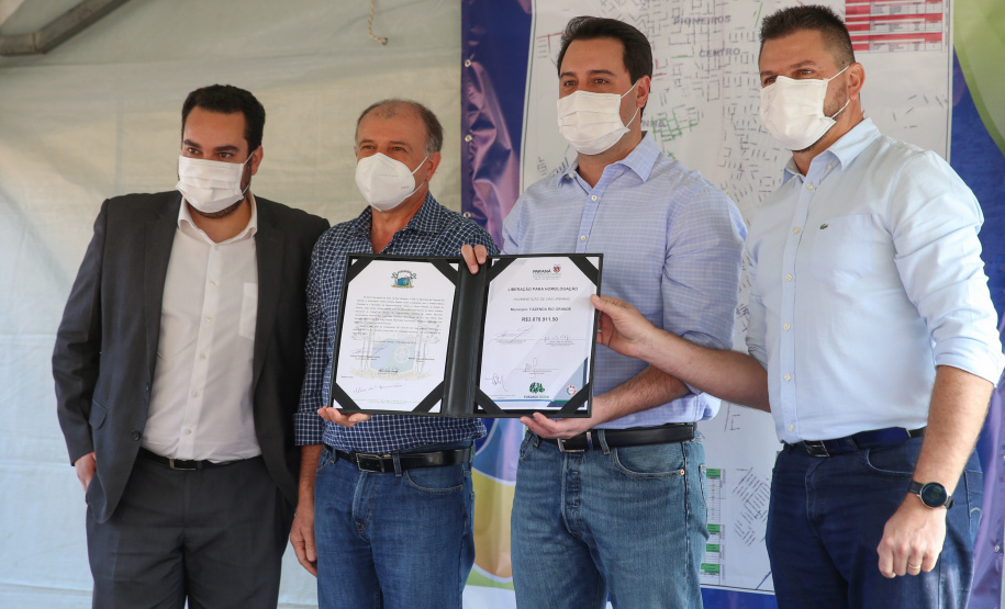 Asfalto Fazenda O Governador Carlos Massa Ratinho Junior autotiza nesta sexta-feira (14/08), a ordem de servico para pavimentacao asfaltica no bairro Estados em Fazenda Rio Grande acompanhado do secretário de Desenvolvimento Urbano, Joao Carlos Ortega Fazenda Rio Grande, 13/08/2020 - Foto: Geraldo Bubniak/AEN