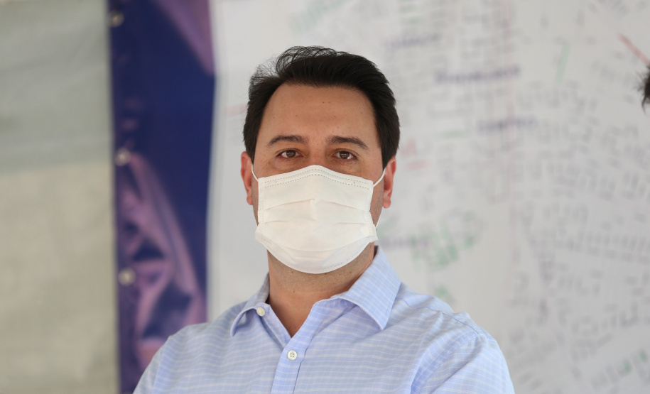 Asfalto Fazenda O Governador Carlos Massa Ratinho Junior autotiza nesta sexta-feira (14/08), a ordem de servico para pavimentacao asfaltica no bairro Estados em Fazenda Rio Grande acompanhado do secretário de Desenvolvimento Urbano, Joao Carlos Ortega Fazenda Rio Grande, 13/08/2020 - Foto: Geraldo Bubniak/AEN