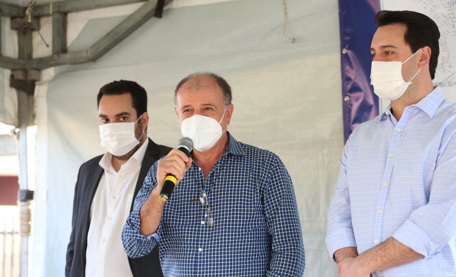 Asfalto Fazenda O Governador Carlos Massa Ratinho Junior autotiza nesta sexta-feira (14/08), a ordem de servico para pavimentacao asfaltica no bairro Estados em Fazenda Rio Grande acompanhado do secretário de Desenvolvimento Urbano, Joao Carlos Ortega Fazenda Rio Grande, 13/08/2020 - Foto: Geraldo Bubniak/AEN