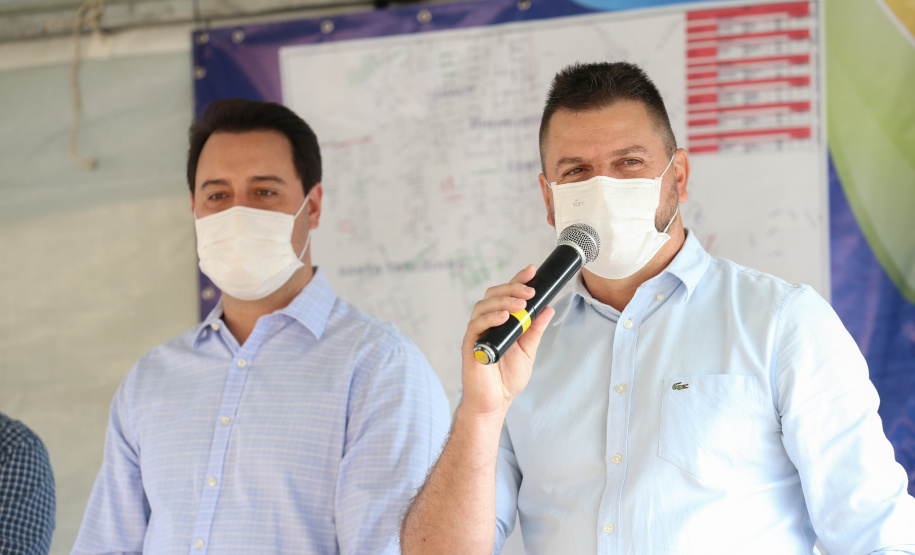 Asfalto Fazenda O Governador Carlos Massa Ratinho Junior autotiza nesta sexta-feira (14/08), a ordem de servico para pavimentacao asfaltica no bairro Estados em Fazenda Rio Grande acompanhado do secretário de Desenvolvimento Urbano, Joao Carlos Ortega Fazenda Rio Grande, 13/08/2020 - Foto: Geraldo Bubniak/AEN