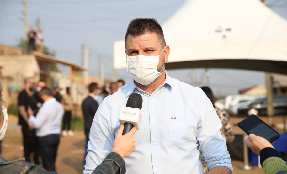 Asfalto Fazenda O Governador Carlos Massa Ratinho Junior autotiza nesta sexta-feira (14/08), a ordem de servico para pavimentacao asfaltica no bairro Estados em Fazenda Rio Grande acompanhado do secretário de Desenvolvimento Urbano, Joao Carlos Ortega. Na foto prefeito Marcio Wosniak. Fazenda Rio Grande, 13/08/2020 - Foto: Geraldo Bubniak/AEN