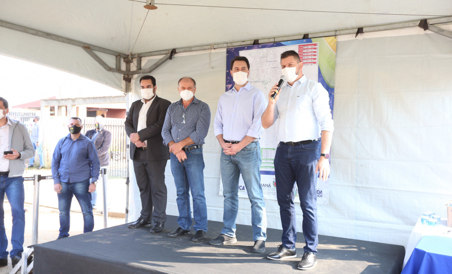 Asfalto Fazenda O Governador Carlos Massa Ratinho Junior autotiza nesta sexta-feira (14/08), a ordem de servico para pavimentacao asfaltica no bairro Estados em Fazenda Rio Grande acompanhado do secretário de Desenvolvimento Urbano, Joao Carlos Ortega Fazenda Rio Grande, 13/08/2020 - Foto: Geraldo Bubniak/AEN