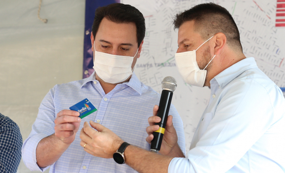 Asfalto Fazenda O Governador Carlos Massa Ratinho Junior autotiza nesta sexta-feira (14/08), a ordem de servico para pavimentacao asfaltica no bairro Estados em Fazenda Rio Grande acompanhado do secretário de Desenvolvimento Urbano, Joao Carlos Ortega Fazenda Rio Grande, 13/08/2020 - Foto: Geraldo Bubniak/AEN